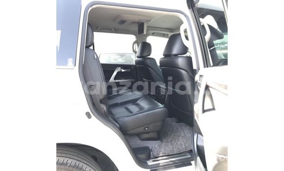 Nunua Imported Toyota Land Cruiser Nyeupe Gari ndani ya Import - Dubai nchini Arusha Nunua Imported Toyota Land Cruiser Nyeupe Gari ndani ya Import - Dubai nchini Arusha