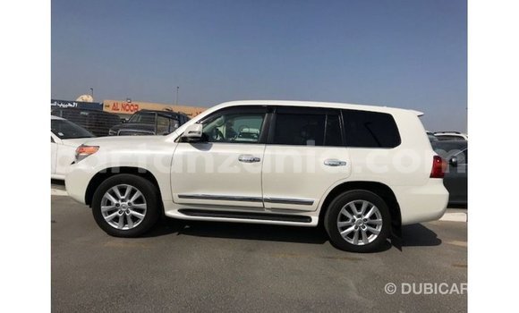 Nunua Imported Toyota Land Cruiser Nyeupe Gari ndani ya Import - Dubai nchini Arusha Nunua Imported Toyota Land Cruiser Nyeupe Gari ndani ya Import - Dubai nchini Arusha