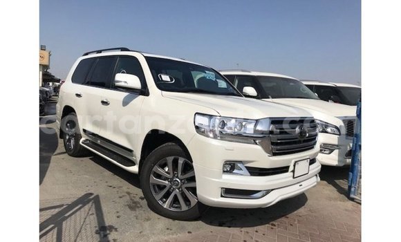 Nunua Imported Toyota Land Cruiser Nyeupe Gari ndani ya Import - Dubai nchini Arusha Nunua Imported Toyota Land Cruiser Nyeupe Gari ndani ya Import - Dubai nchini Arusha