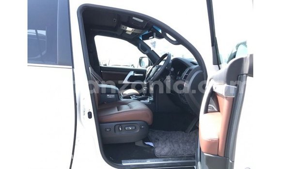 Nunua Imported Toyota Land Cruiser Nyeupe Gari ndani ya Import - Dubai nchini Arusha Nunua Imported Toyota Land Cruiser Nyeupe Gari ndani ya Import - Dubai nchini Arusha