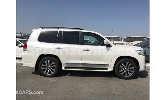 Nunua Imported Toyota Land Cruiser Nyeupe Gari ndani ya Import - Dubai nchini Arusha Nunua Imported Toyota Land Cruiser Nyeupe Gari ndani ya Import - Dubai nchini Arusha