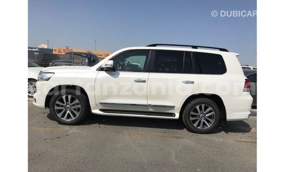 Nunua Imported Toyota Land Cruiser Nyeupe Gari ndani ya Import - Dubai nchini Arusha Nunua Imported Toyota Land Cruiser Nyeupe Gari ndani ya Import - Dubai nchini Arusha