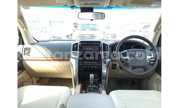 Nunua Imported Toyota Land Cruiser Nyeupe Gari ndani ya Import - Dubai nchini Arusha Nunua Imported Toyota Land Cruiser Nyeupe Gari ndani ya Import - Dubai nchini Arusha