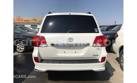 Nunua Imported Toyota Land Cruiser Nyeupe Gari ndani ya Import - Dubai nchini Arusha Nunua Imported Toyota Land Cruiser Nyeupe Gari ndani ya Import - Dubai nchini Arusha