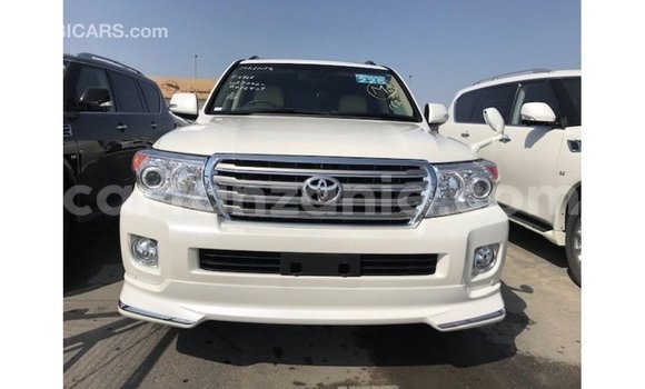 Nunua Imported Toyota Land Cruiser Nyeupe Gari ndani ya Import - Dubai nchini Arusha Nunua Imported Toyota Land Cruiser Nyeupe Gari ndani ya Import - Dubai nchini Arusha