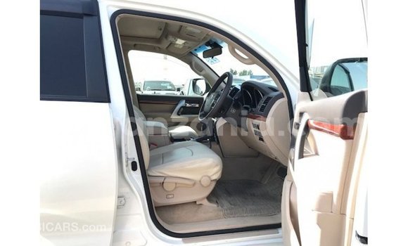Nunua Imported Toyota Land Cruiser Nyeupe Gari ndani ya Import - Dubai nchini Arusha Nunua Imported Toyota Land Cruiser Nyeupe Gari ndani ya Import - Dubai nchini Arusha