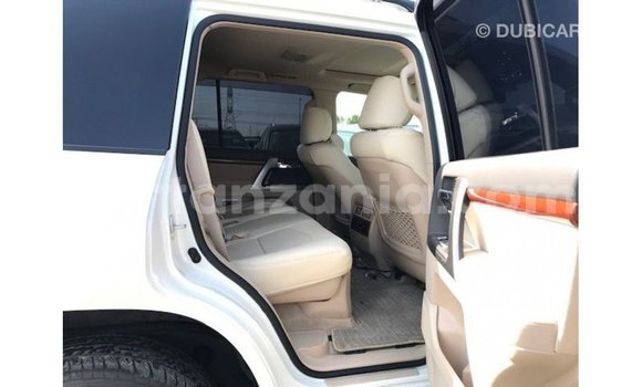 Nunua Imported Toyota Land Cruiser Nyeupe Gari ndani ya Import - Dubai nchini Arusha Nunua Imported Toyota Land Cruiser Nyeupe Gari ndani ya Import - Dubai nchini Arusha