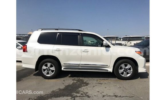 Nunua Imported Toyota Land Cruiser Nyeupe Gari ndani ya Import - Dubai nchini Arusha Nunua Imported Toyota Land Cruiser Nyeupe Gari ndani ya Import - Dubai nchini Arusha