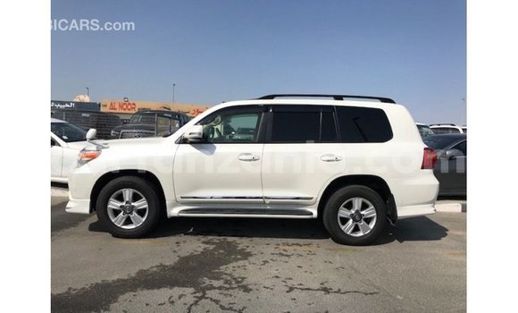 Nunua Imported Toyota Land Cruiser Nyeupe Gari ndani ya Import - Dubai nchini Arusha Nunua Imported Toyota Land Cruiser Nyeupe Gari ndani ya Import - Dubai nchini Arusha