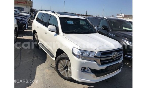 Nunua Imported Toyota Land Cruiser Nyeupe Gari ndani ya Import - Dubai nchini Arusha Nunua Imported Toyota Land Cruiser Nyeupe Gari ndani ya Import - Dubai nchini Arusha