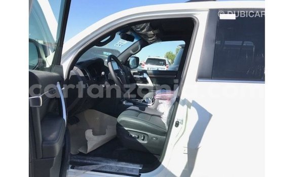 Nunua Imported Toyota Land Cruiser Nyeupe Gari ndani ya Import - Dubai nchini Arusha Nunua Imported Toyota Land Cruiser Nyeupe Gari ndani ya Import - Dubai nchini Arusha