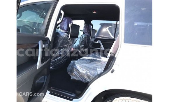 Nunua Imported Toyota Land Cruiser Nyeupe Gari ndani ya Import - Dubai nchini Arusha Nunua Imported Toyota Land Cruiser Nyeupe Gari ndani ya Import - Dubai nchini Arusha