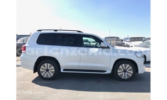 Nunua Imported Toyota Land Cruiser Nyeupe Gari ndani ya Import - Dubai nchini Arusha Nunua Imported Toyota Land Cruiser Nyeupe Gari ndani ya Import - Dubai nchini Arusha