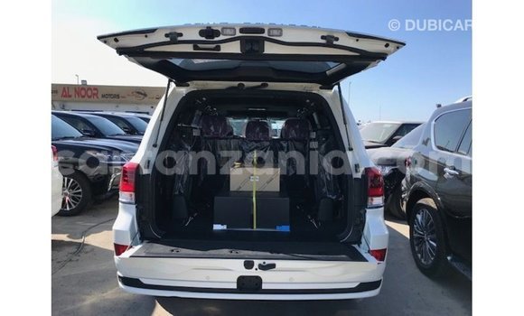 Nunua Imported Toyota Land Cruiser Nyeupe Gari ndani ya Import - Dubai nchini Arusha Nunua Imported Toyota Land Cruiser Nyeupe Gari ndani ya Import - Dubai nchini Arusha