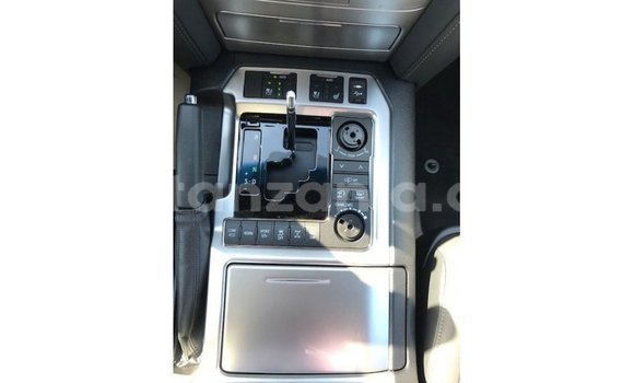 Nunua Imported Toyota Land Cruiser Nyeupe Gari ndani ya Import - Dubai nchini Arusha Nunua Imported Toyota Land Cruiser Nyeupe Gari ndani ya Import - Dubai nchini Arusha