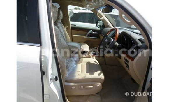 Nunua Imported Toyota Land Cruiser Nyeupe Gari ndani ya Import - Dubai nchini Arusha Nunua Imported Toyota Land Cruiser Nyeupe Gari ndani ya Import - Dubai nchini Arusha