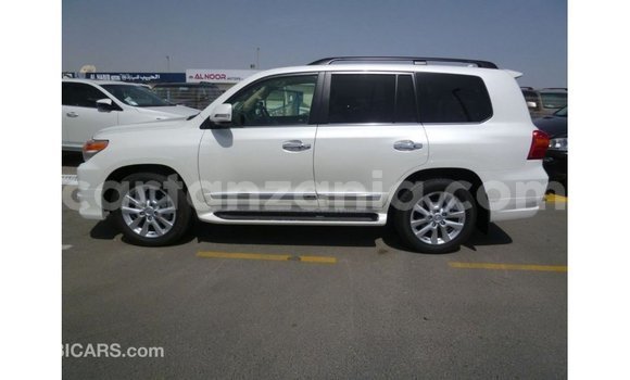 Nunua Imported Toyota Land Cruiser Nyeupe Gari ndani ya Import - Dubai nchini Arusha Nunua Imported Toyota Land Cruiser Nyeupe Gari ndani ya Import - Dubai nchini Arusha