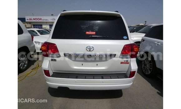 Nunua Imported Toyota Land Cruiser Nyeupe Gari ndani ya Import - Dubai nchini Arusha Nunua Imported Toyota Land Cruiser Nyeupe Gari ndani ya Import - Dubai nchini Arusha