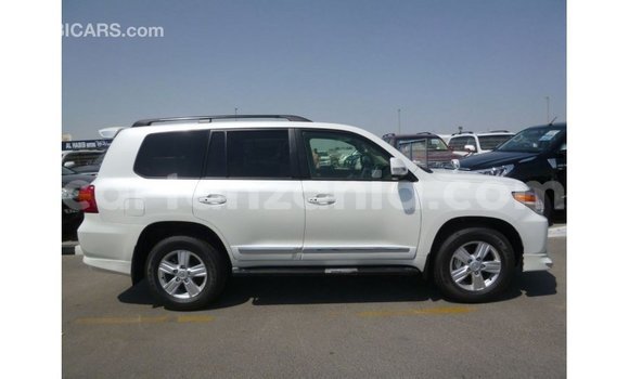 Buy Import Toyota Land Cruiser White Car in Import - Dubai in Arusha Buy Import Toyota Land Cruiser White Car in Import - Dubai in Arusha