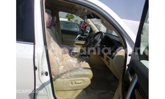 Nunua Imported Toyota Land Cruiser Nyeupe Gari ndani ya Import - Dubai nchini Arusha Nunua Imported Toyota Land Cruiser Nyeupe Gari ndani ya Import - Dubai nchini Arusha