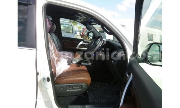 Nunua Imported Toyota Land Cruiser Nyeupe Gari ndani ya Import - Dubai nchini Arusha Nunua Imported Toyota Land Cruiser Nyeupe Gari ndani ya Import - Dubai nchini Arusha