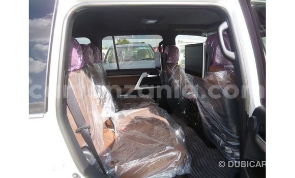 Nunua Imported Toyota Land Cruiser Nyeupe Gari ndani ya Import - Dubai nchini Arusha Nunua Imported Toyota Land Cruiser Nyeupe Gari ndani ya Import - Dubai nchini Arusha
