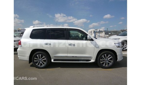 Nunua Imported Toyota Land Cruiser Nyeupe Gari ndani ya Import - Dubai nchini Arusha Nunua Imported Toyota Land Cruiser Nyeupe Gari ndani ya Import - Dubai nchini Arusha