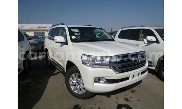 Nunua Imported Toyota Land Cruiser Nyeupe Gari ndani ya Import - Dubai nchini Arusha Nunua Imported Toyota Land Cruiser Nyeupe Gari ndani ya Import - Dubai nchini Arusha