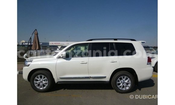 Nunua Imported Toyota Land Cruiser Nyeupe Gari ndani ya Import - Dubai nchini Arusha Nunua Imported Toyota Land Cruiser Nyeupe Gari ndani ya Import - Dubai nchini Arusha