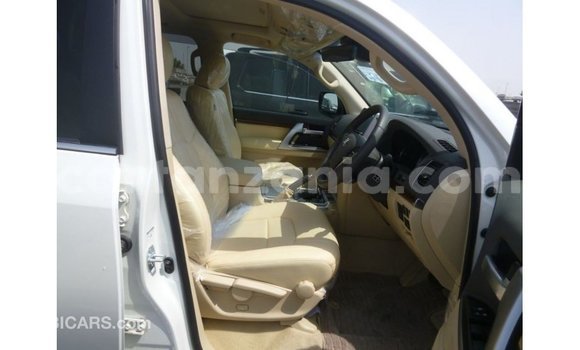 Buy Import Toyota Land Cruiser White Car in Import - Dubai in Arusha Buy Import Toyota Land Cruiser White Car in Import - Dubai in Arusha