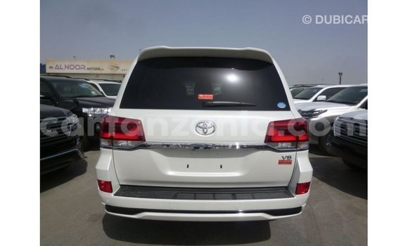 Nunua Imported Toyota Land Cruiser Nyeupe Gari ndani ya Import - Dubai nchini Arusha Nunua Imported Toyota Land Cruiser Nyeupe Gari ndani ya Import - Dubai nchini Arusha