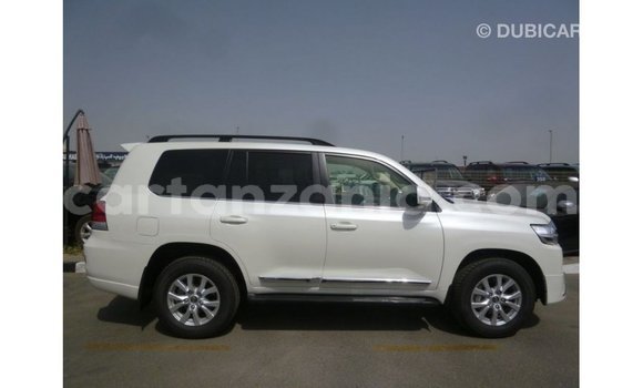 Nunua Imported Toyota Land Cruiser Nyeupe Gari ndani ya Import - Dubai nchini Arusha Nunua Imported Toyota Land Cruiser Nyeupe Gari ndani ya Import - Dubai nchini Arusha