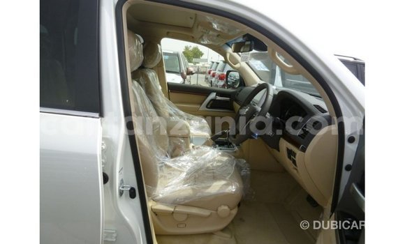 Nunua Imported Toyota Land Cruiser Nyeupe Gari ndani ya Import - Dubai nchini Arusha Nunua Imported Toyota Land Cruiser Nyeupe Gari ndani ya Import - Dubai nchini Arusha