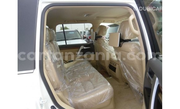 Nunua Imported Toyota Land Cruiser Nyeupe Gari ndani ya Import - Dubai nchini Arusha Nunua Imported Toyota Land Cruiser Nyeupe Gari ndani ya Import - Dubai nchini Arusha