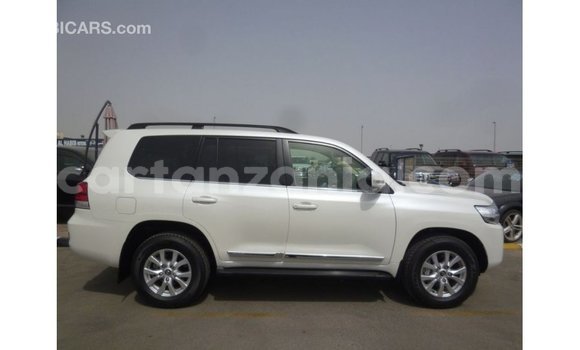 Nunua Imported Toyota Land Cruiser Nyeupe Gari ndani ya Import - Dubai nchini Arusha Nunua Imported Toyota Land Cruiser Nyeupe Gari ndani ya Import - Dubai nchini Arusha
