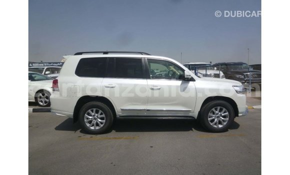 Nunua Imported Toyota Land Cruiser Nyeupe Gari ndani ya Import - Dubai nchini Arusha Nunua Imported Toyota Land Cruiser Nyeupe Gari ndani ya Import - Dubai nchini Arusha