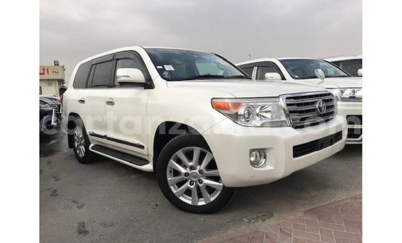 Nunua Imported Toyota Land Cruiser Nyeupe Gari ndani ya Import - Dubai nchini Arusha Nunua Imported Toyota Land Cruiser Nyeupe Gari ndani ya Import - Dubai nchini Arusha