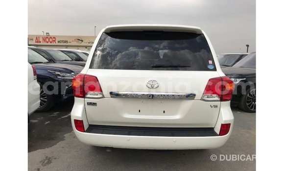 Nunua Imported Toyota Land Cruiser Nyeupe Gari ndani ya Import - Dubai nchini Arusha Nunua Imported Toyota Land Cruiser Nyeupe Gari ndani ya Import - Dubai nchini Arusha