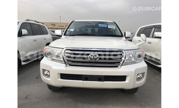 Nunua Imported Toyota Land Cruiser Nyeupe Gari ndani ya Import - Dubai nchini Arusha Nunua Imported Toyota Land Cruiser Nyeupe Gari ndani ya Import - Dubai nchini Arusha