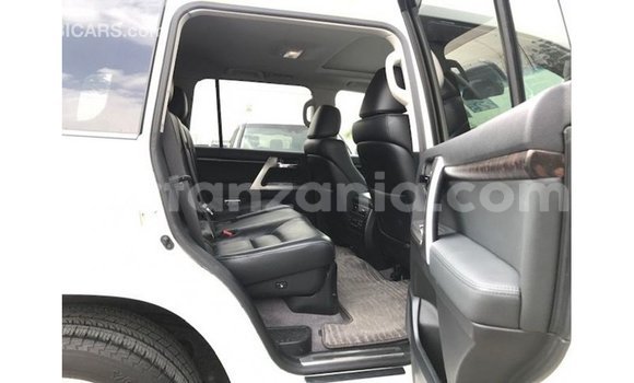 Nunua Imported Toyota Land Cruiser Nyeupe Gari ndani ya Import - Dubai nchini Arusha Nunua Imported Toyota Land Cruiser Nyeupe Gari ndani ya Import - Dubai nchini Arusha