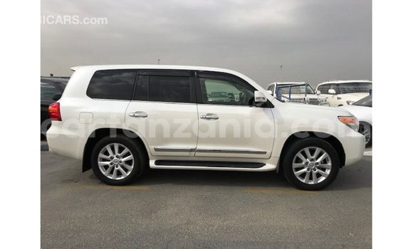 Nunua Imported Toyota Land Cruiser Nyeupe Gari ndani ya Import - Dubai nchini Arusha Nunua Imported Toyota Land Cruiser Nyeupe Gari ndani ya Import - Dubai nchini Arusha