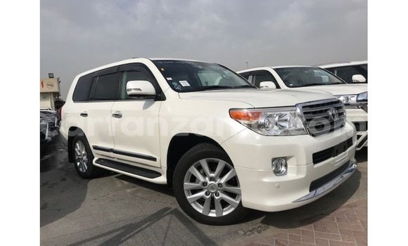 Nunua Imported Toyota Land Cruiser Nyeupe Gari ndani ya Import - Dubai nchini Arusha Nunua Imported Toyota Land Cruiser Nyeupe Gari ndani ya Import - Dubai nchini Arusha
