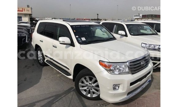 Nunua Imported Toyota Land Cruiser Nyeupe Gari ndani ya Import - Dubai nchini Arusha Nunua Imported Toyota Land Cruiser Nyeupe Gari ndani ya Import - Dubai nchini Arusha