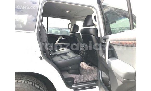 Nunua Imported Toyota Land Cruiser Nyeupe Gari ndani ya Import - Dubai nchini Arusha Nunua Imported Toyota Land Cruiser Nyeupe Gari ndani ya Import - Dubai nchini Arusha