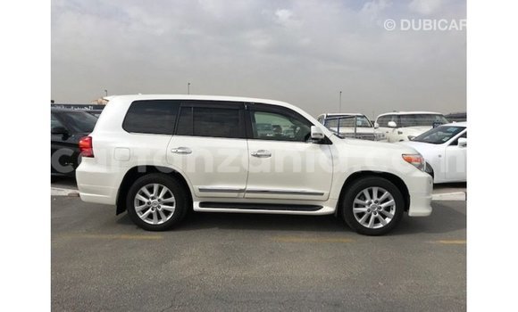 Nunua Imported Toyota Land Cruiser Nyeupe Gari ndani ya Import - Dubai nchini Arusha Nunua Imported Toyota Land Cruiser Nyeupe Gari ndani ya Import - Dubai nchini Arusha