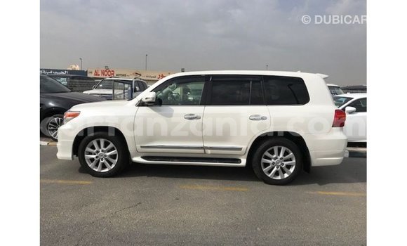 Nunua Imported Toyota Land Cruiser Nyeupe Gari ndani ya Import - Dubai nchini Arusha Nunua Imported Toyota Land Cruiser Nyeupe Gari ndani ya Import - Dubai nchini Arusha