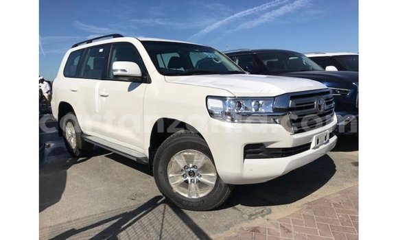Nunua Imported Toyota Land Cruiser Nyeupe Gari ndani ya Import - Dubai nchini Arusha Nunua Imported Toyota Land Cruiser Nyeupe Gari ndani ya Import - Dubai nchini Arusha