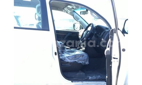Nunua Imported Toyota Land Cruiser Nyeupe Gari ndani ya Import - Dubai nchini Arusha Nunua Imported Toyota Land Cruiser Nyeupe Gari ndani ya Import - Dubai nchini Arusha