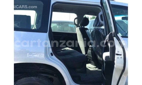 Nunua Imported Toyota Land Cruiser Nyeupe Gari ndani ya Import - Dubai nchini Arusha Nunua Imported Toyota Land Cruiser Nyeupe Gari ndani ya Import - Dubai nchini Arusha