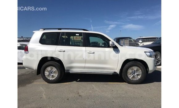 Nunua Imported Toyota Land Cruiser Nyeupe Gari ndani ya Import - Dubai nchini Arusha Nunua Imported Toyota Land Cruiser Nyeupe Gari ndani ya Import - Dubai nchini Arusha